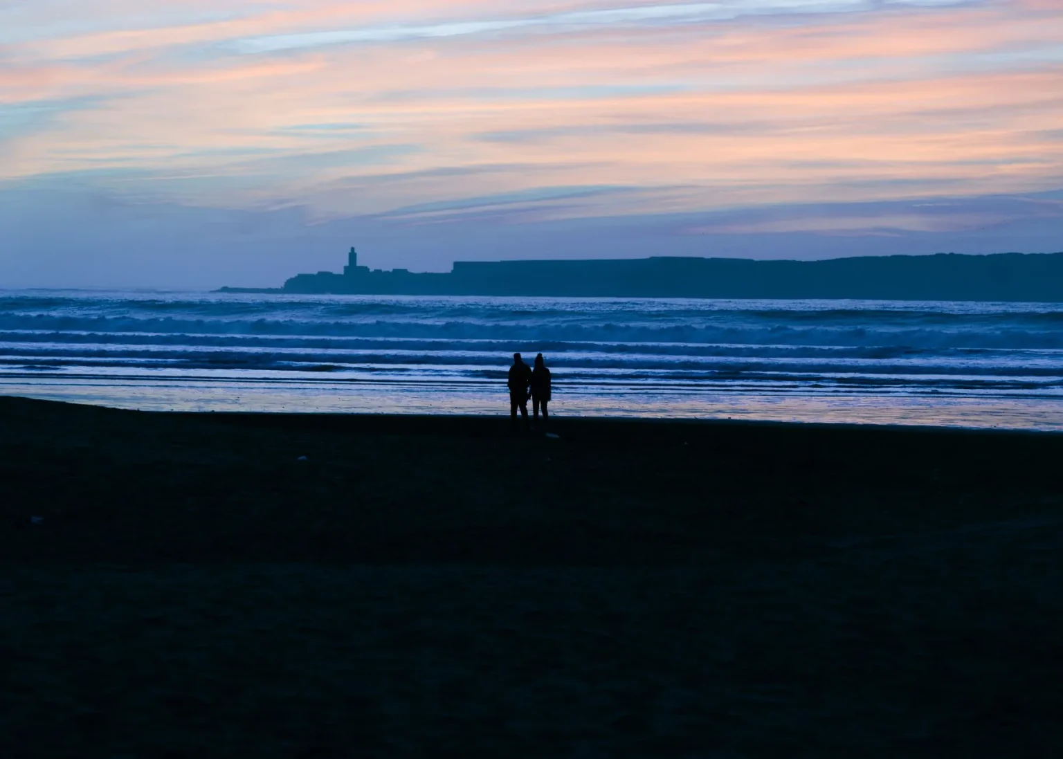 Morocco Romantic Escapes: The Most Beautiful Places for Couples Morocco romantic escapes couples - A couple stands silhouetted on a